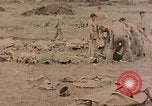 Standbild Beisetzung der gefallenen Marines Palau Inseln, 1944, aus Sekunde 5 historischem Filmmaterial Videoclip 65675022884