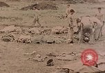 Standbild Beisetzung der gefallenen Marines Palau Inseln, 1944, aus Sekunde 6 historischem Filmmaterial Videoclip 65675022884