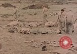 Standbild Beisetzung der gefallenen Marines Palau Inseln, 1944, aus Sekunde 8 historischem Filmmaterial Videoclip 65675022884