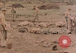 Standbild Beisetzung der gefallenen Marines Palau Inseln, 1944, aus Sekunde 10 historischem Filmmaterial Videoclip 65675022884