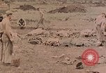 Standbild Beisetzung der gefallenen Marines Palau Inseln, 1944, aus Sekunde 11 historischem Filmmaterial Videoclip 65675022884