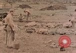 Standbild Beisetzung der gefallenen Marines Palau Inseln, 1944, aus Sekunde 12 historischem Filmmaterial Videoclip 65675022884