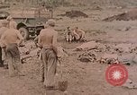 Standbild Beisetzung der gefallenen Marines Palau Inseln, 1944, aus Sekunde 17 historischem Filmmaterial Videoclip 65675022884