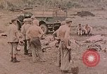 Standbild Beisetzung der gefallenen Marines Palau Inseln, 1944, aus Sekunde 22 historischem Filmmaterial Videoclip 65675022884