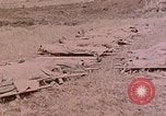 Standbild Beisetzung der gefallenen Marines Palau Inseln, 1944, aus Sekunde 30 historischem Filmmaterial Videoclip 65675022884