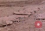 Standbild Beisetzung der gefallenen Marines Palau Inseln, 1944, aus Sekunde 35 historischem Filmmaterial Videoclip 65675022884