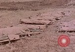 Standbild Beisetzung der gefallenen Marines Palau Inseln, 1944, aus Sekunde 36 historischem Filmmaterial Videoclip 65675022884