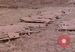 Standbild Beisetzung der gefallenen Marines Palau Inseln, 1944, aus Sekunde 42 historischem Filmmaterial Videoclip 65675022884