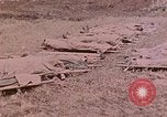 Standbild Beisetzung der gefallenen Marines Palau Inseln, 1944, aus Sekunde 44 historischem Filmmaterial Videoclip 65675022884