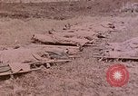 Standbild Beisetzung der gefallenen Marines Palau Inseln, 1944, aus Sekunde 47 historischem Filmmaterial Videoclip 65675022884