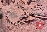 Standbild Beisetzung der gefallenen Marines Palau Inseln, 1944, aus Sekunde 49 historischem Filmmaterial Videoclip 65675022884