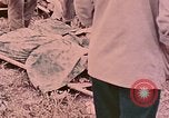 Standbild Beisetzung der gefallenen Marines Palau Inseln, 1944, aus Sekunde 51 historischem Filmmaterial Videoclip 65675022884