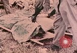Standbild Beisetzung der gefallenen Marines Palau Inseln, 1944, aus Sekunde 56 historischem Filmmaterial Videoclip 65675022884