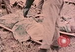 Standbild Beisetzung der gefallenen Marines Palau Inseln, 1944, aus Sekunde 57 historischem Filmmaterial Videoclip 65675022884