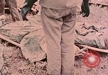 Standbild Beisetzung der gefallenen Marines Palau Inseln, 1944, aus Sekunde 58 historischem Filmmaterial Videoclip 65675022884
