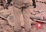 Standbild Beisetzung der gefallenen Marines Palau Inseln, 1944, aus Sekunde 59 historischem Filmmaterial Videoclip 65675022884