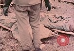 Standbild Beisetzung der gefallenen Marines Palau Inseln, 1944, aus Sekunde 60 historischem Filmmaterial Videoclip 65675022884