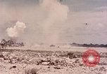 Standbild First Marine Division Peleliu Palau Inseln, 1944, aus Sekunde 30 historischem Filmmaterial Videoclip 65675022905