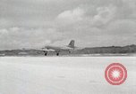 Standbild C-47 Skytrain New Guinea, 1944, aus Sekunde 15 historischem Filmmaterial Videoclip 65675022924