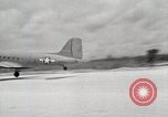 Standbild C-47 Skytrain New Guinea, 1944, aus Sekunde 29 historischem Filmmaterial Videoclip 65675022924