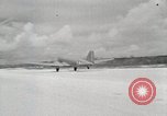 Standbild C-47 Skytrain New Guinea, 1944, aus Sekunde 30 historischem Filmmaterial Videoclip 65675022924