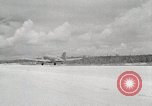 Standbild C-47 Skytrain New Guinea, 1944, aus Sekunde 45 historischem Filmmaterial Videoclip 65675022924