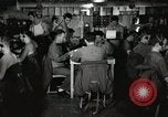 Standbild Innenraum der Bekämpfung der Informationszentrale an Bord der USS Mount McKinley Peleliu Palau Inseln, 1944, aus Sekunde 1 historischem Filmmaterial Videoclip 65675022936
