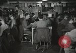 Standbild Innenraum der Bekämpfung der Informationszentrale an Bord der USS Mount McKinley Peleliu Palau Inseln, 1944, aus Sekunde 3 historischem Filmmaterial Videoclip 65675022936