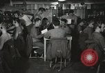 Standbild Innenraum der Bekämpfung der Informationszentrale an Bord der USS Mount McKinley Peleliu Palau Inseln, 1944, aus Sekunde 4 historischem Filmmaterial Videoclip 65675022936