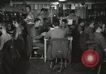 Standbild Innenraum der Bekämpfung der Informationszentrale an Bord der USS Mount McKinley Peleliu Palau Inseln, 1944, aus Sekunde 5 historischem Filmmaterial Videoclip 65675022936