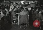 Standbild Innenraum der Bekämpfung der Informationszentrale an Bord der USS Mount McKinley Peleliu Palau Inseln, 1944, aus Sekunde 6 historischem Filmmaterial Videoclip 65675022936