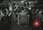 Standbild Innenraum der Bekämpfung der Informationszentrale an Bord der USS Mount McKinley Peleliu Palau Inseln, 1944, aus Sekunde 7 historischem Filmmaterial Videoclip 65675022936
