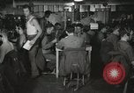 Standbild Innenraum der Bekämpfung der Informationszentrale an Bord der USS Mount McKinley Peleliu Palau Inseln, 1944, aus Sekunde 8 historischem Filmmaterial Videoclip 65675022936