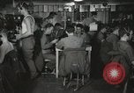Standbild Innenraum der Bekämpfung der Informationszentrale an Bord der USS Mount McKinley Peleliu Palau Inseln, 1944, aus Sekunde 9 historischem Filmmaterial Videoclip 65675022936