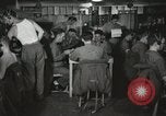 Standbild Innenraum der Bekämpfung der Informationszentrale an Bord der USS Mount McKinley Peleliu Palau Inseln, 1944, aus Sekunde 10 historischem Filmmaterial Videoclip 65675022936