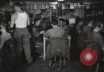 Standbild Innenraum der Bekämpfung der Informationszentrale an Bord der USS Mount McKinley Peleliu Palau Inseln, 1944, aus Sekunde 11 historischem Filmmaterial Videoclip 65675022936