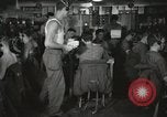 Standbild Innenraum der Bekämpfung der Informationszentrale an Bord der USS Mount McKinley Peleliu Palau Inseln, 1944, aus Sekunde 13 historischem Filmmaterial Videoclip 65675022936