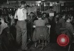 Standbild Innenraum der Bekämpfung der Informationszentrale an Bord der USS Mount McKinley Peleliu Palau Inseln, 1944, aus Sekunde 14 historischem Filmmaterial Videoclip 65675022936