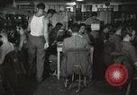 Standbild Innenraum der Bekämpfung der Informationszentrale an Bord der USS Mount McKinley Peleliu Palau Inseln, 1944, aus Sekunde 15 historischem Filmmaterial Videoclip 65675022936