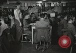 Standbild Innenraum der Bekämpfung der Informationszentrale an Bord der USS Mount McKinley Peleliu Palau Inseln, 1944, aus Sekunde 16 historischem Filmmaterial Videoclip 65675022936