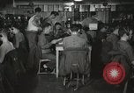 Standbild Innenraum der Bekämpfung der Informationszentrale an Bord der USS Mount McKinley Peleliu Palau Inseln, 1944, aus Sekunde 17 historischem Filmmaterial Videoclip 65675022936