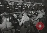Standbild Innenraum der Bekämpfung der Informationszentrale an Bord der USS Mount McKinley Peleliu Palau Inseln, 1944, aus Sekunde 18 historischem Filmmaterial Videoclip 65675022936