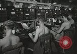 Standbild Innenraum der Bekämpfung der Informationszentrale an Bord der USS Mount McKinley Peleliu Palau Inseln, 1944, aus Sekunde 19 historischem Filmmaterial Videoclip 65675022936