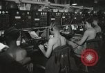 Standbild Innenraum der Bekämpfung der Informationszentrale an Bord der USS Mount McKinley Peleliu Palau Inseln, 1944, aus Sekunde 20 historischem Filmmaterial Videoclip 65675022936