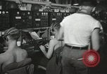 Standbild Innenraum der Bekämpfung der Informationszentrale an Bord der USS Mount McKinley Peleliu Palau Inseln, 1944, aus Sekunde 21 historischem Filmmaterial Videoclip 65675022936