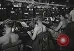 Standbild Innenraum der Bekämpfung der Informationszentrale an Bord der USS Mount McKinley Peleliu Palau Inseln, 1944, aus Sekunde 22 historischem Filmmaterial Videoclip 65675022936