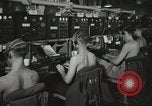 Standbild Innenraum der Bekämpfung der Informationszentrale an Bord der USS Mount McKinley Peleliu Palau Inseln, 1944, aus Sekunde 23 historischem Filmmaterial Videoclip 65675022936