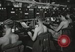 Standbild Innenraum der Bekämpfung der Informationszentrale an Bord der USS Mount McKinley Peleliu Palau Inseln, 1944, aus Sekunde 24 historischem Filmmaterial Videoclip 65675022936