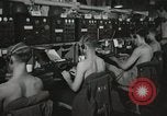 Standbild Innenraum der Bekämpfung der Informationszentrale an Bord der USS Mount McKinley Peleliu Palau Inseln, 1944, aus Sekunde 25 historischem Filmmaterial Videoclip 65675022936
