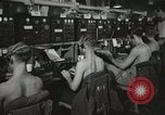 Standbild Innenraum der Bekämpfung der Informationszentrale an Bord der USS Mount McKinley Peleliu Palau Inseln, 1944, aus Sekunde 26 historischem Filmmaterial Videoclip 65675022936